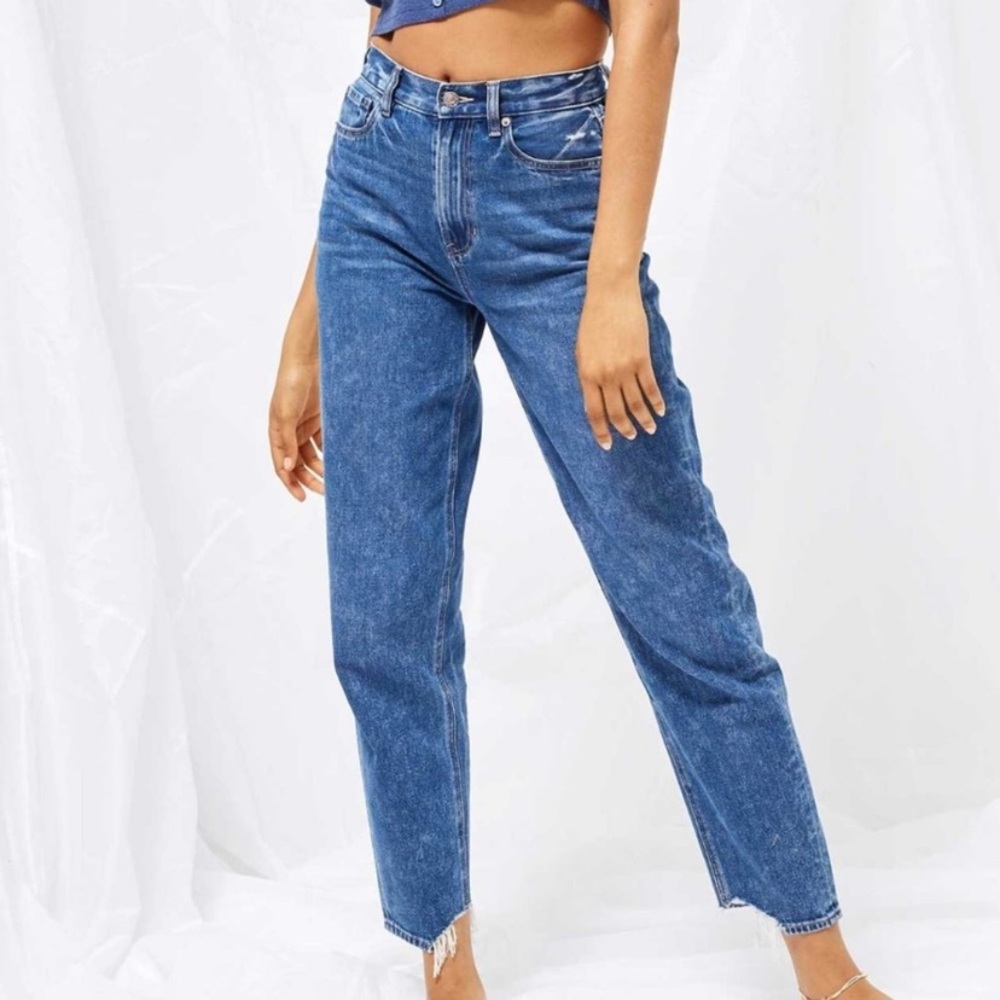 American Eagle | High Rise Relaxed Mom Jeans Chewed Hem